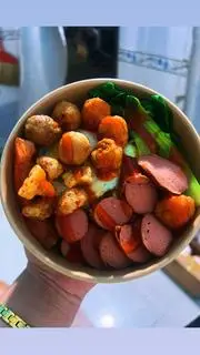 Hình ảnh mì trộn thập cẩm , thanh cua + xúc xích+ cá viên + trứng ốp la 