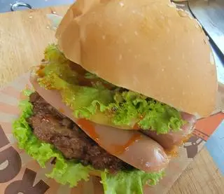 Hình ảnh Hamburger xúc xích - bò sốt bắp