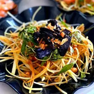 Hình ảnh Gỏi khô bò nhà làm kèm nước sốt bánh phồng tôm
