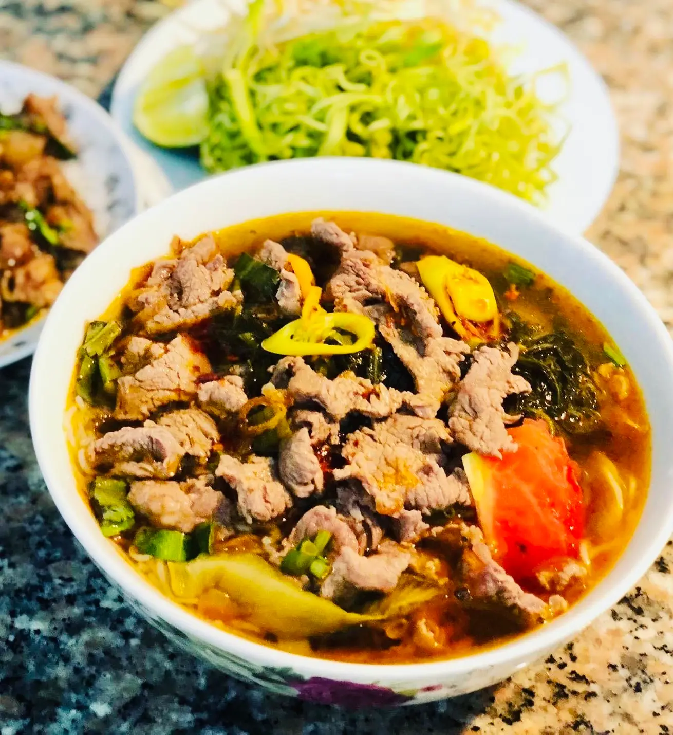 Hình ảnh Bún sườn sụn cải chua và gân bò