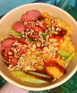 Hình ảnh Mì indomie gà chiên xù và xúc xích