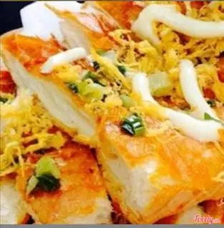 Hình ảnh Bánh mì nướng muối ớt xúc xích