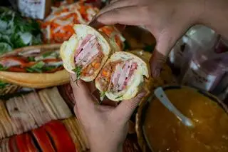 Hình ảnh Bánh mì Saigon thịt chả truyền thống