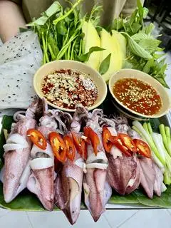 Hình ảnh sét mực cuốn rau muống