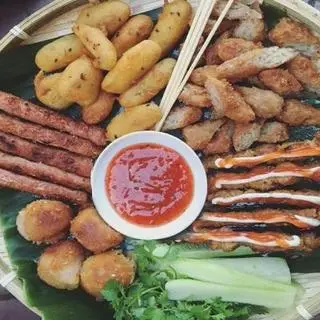 Hình ảnh 5 thịt xiên nướng+khoai lệ phố +5nem chua nướng+ dưa leo 10 nem chua rán+ khoai kén