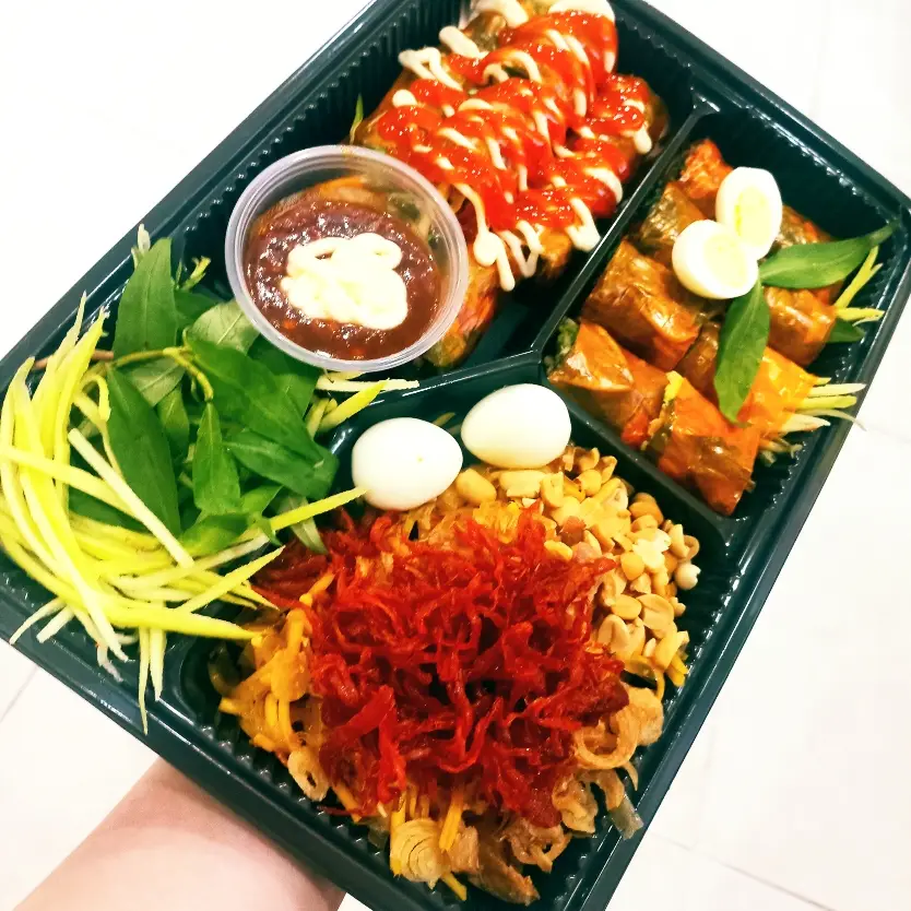 Hình ảnh combo bánh tráng trộn, cuốn sốt bơ me