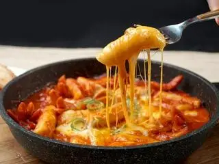 Hình ảnh tokbokki rắc phomai sợi