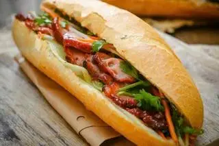 Hình ảnh Bánh mỳ pate xá xíu