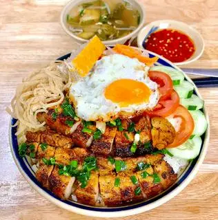 Hình ảnh Cơm Tấm Ba Rọi Nướng Muối Ớt + Bì Chả Trứng Ốp
