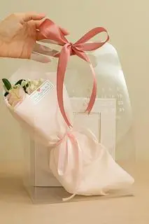 Hình ảnh SET HOA SÁP TÚI MICA LỊCH SOCOLA PHỦ TRÀ XANH
