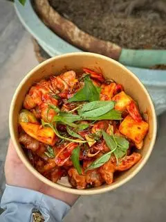 Hình ảnh Chân Gà Mix Trứng Non Sốt Thái 2-3 Người Ăn