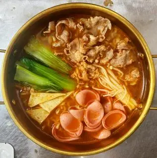 Hình ảnh Mì cay xúc xích - bò mỹ
