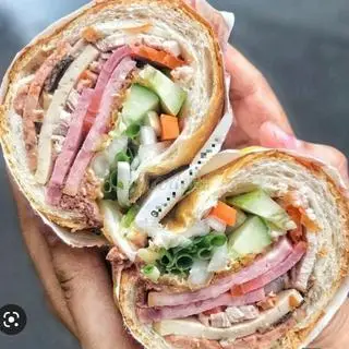 Hình ảnh Bánh Mì Pate Thịt Chả Lớn