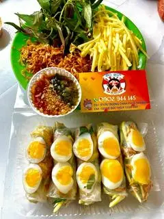 Hình ảnh Bánh tráng cuốn trứng lòng đào - sốt me