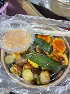 Hình ảnh Chân Gà Sốt Thái mix trứng non size lớn