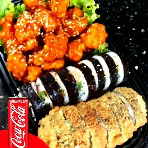 Hình ảnh Combo gimbap mix gà cay ngọt - coca cola chai