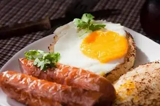 Hình ảnh Cơm Trắng Trứng Ốp La pha Xúc Xích