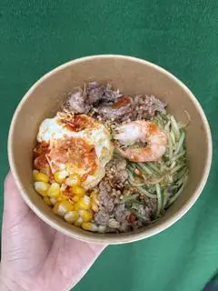 Hình ảnh Mì trộn thịt bằm + trứng lòng đào + tôm + bò