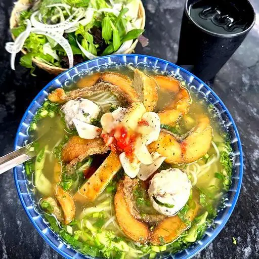 Hình ảnh Bánh đa đỏ cá chiên đặc biệt