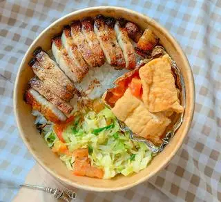 Hình ảnh Cơm thịt heo quay giòn + đậu sốt cà chua