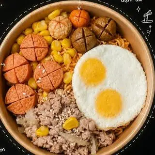 Hình ảnh Mì trộn trứng - thịt bằm - xúc xích