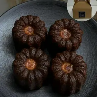 Hình ảnh 1 hộp 4 bánh Canelé