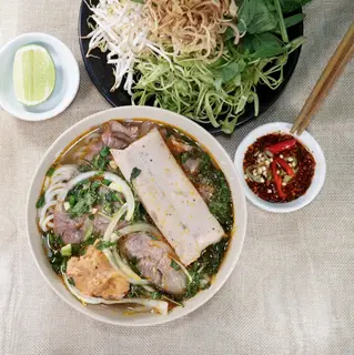 Hình ảnh Bún bò thập cẩm không giò - tô nhỏ