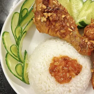 Hình ảnh Cơm gà mắm tỏi đùi tỏi