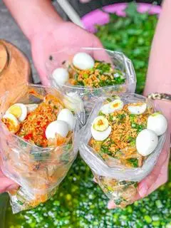 Hình ảnh Bánh tráng dẻo phơi sương trộn mỡ hành trứng cút tỏi giòn 