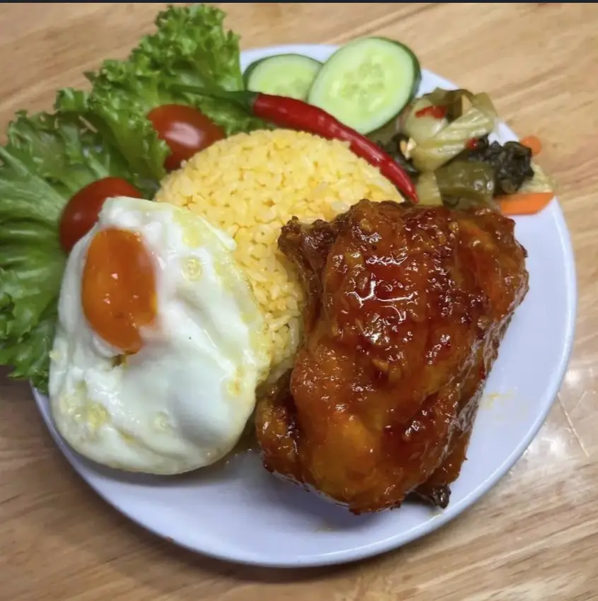 Hình ảnh Cơm gà má đùi - tặng trứng