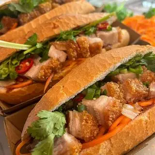 Hình ảnh Bánh mì chả cá heo quay
