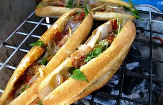 Hình ảnh Bánh mì bột lọc - thịt xíu - cà phê sữa