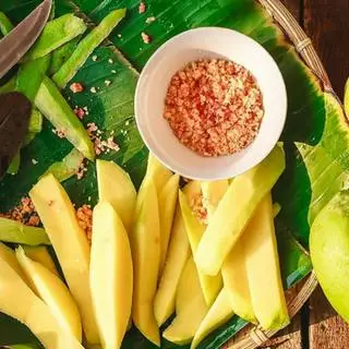 Hình ảnh Xoài chua ngọt chấm muối siêu dính