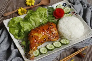 Hình ảnh Cơm gà quay tiêu góc tư