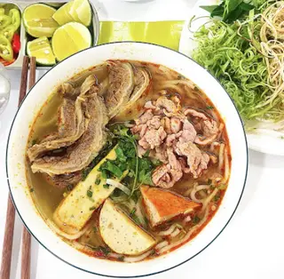 Hình ảnh Bún bò tái - chả