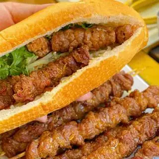 Hình ảnh Bánh mì kẹp thịt xiên nướng - 1 xiên - 1 ổ