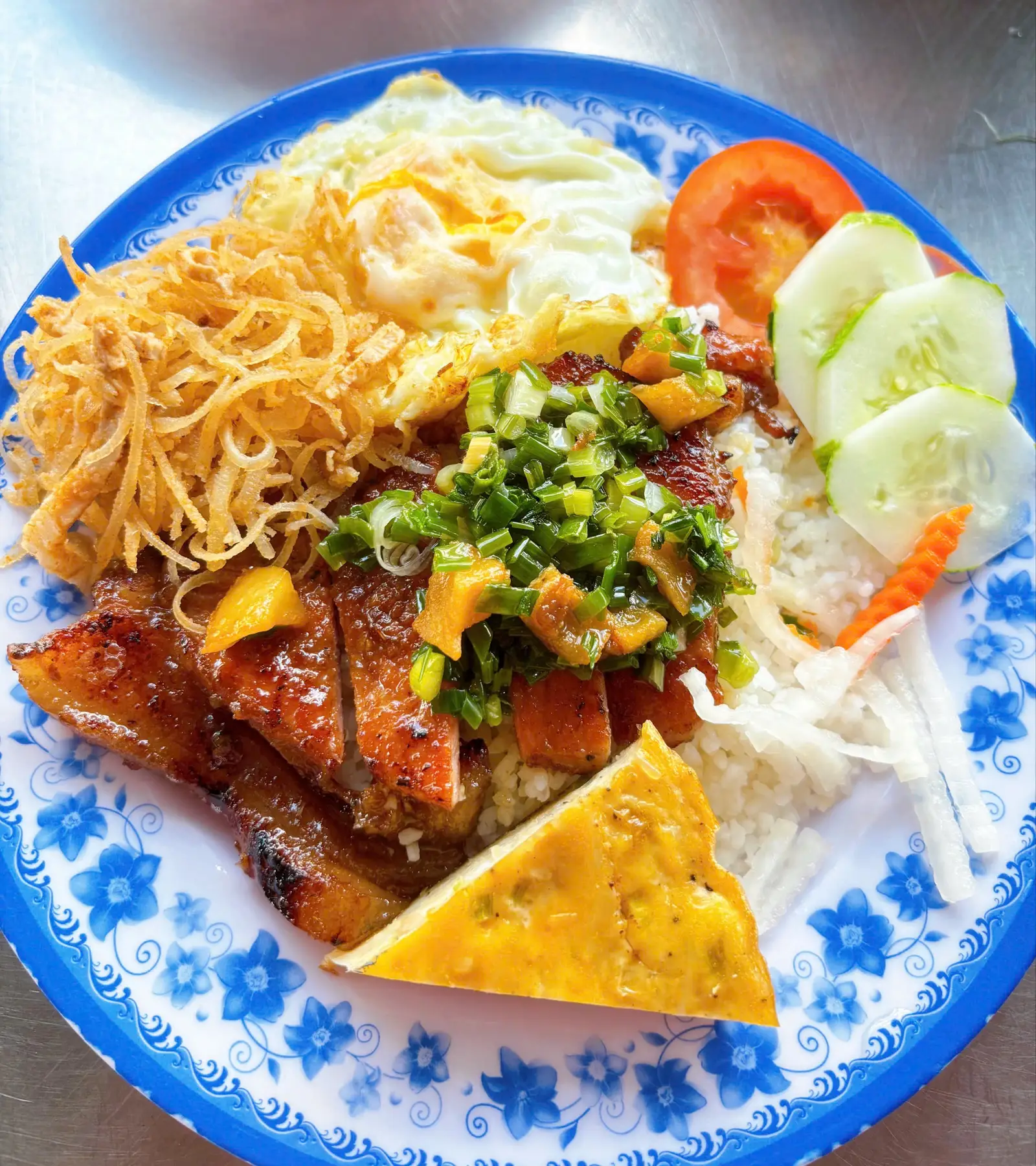 Hình ảnh Cơm tấm sườn- chả-bì-trứng + canh miễn phí