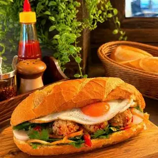 Hình ảnh Bánh mì xíu mại ốp la 