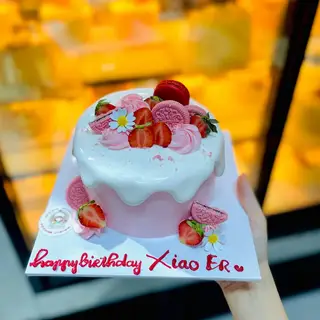 Hình ảnh Bánh kem dâu tây chảy