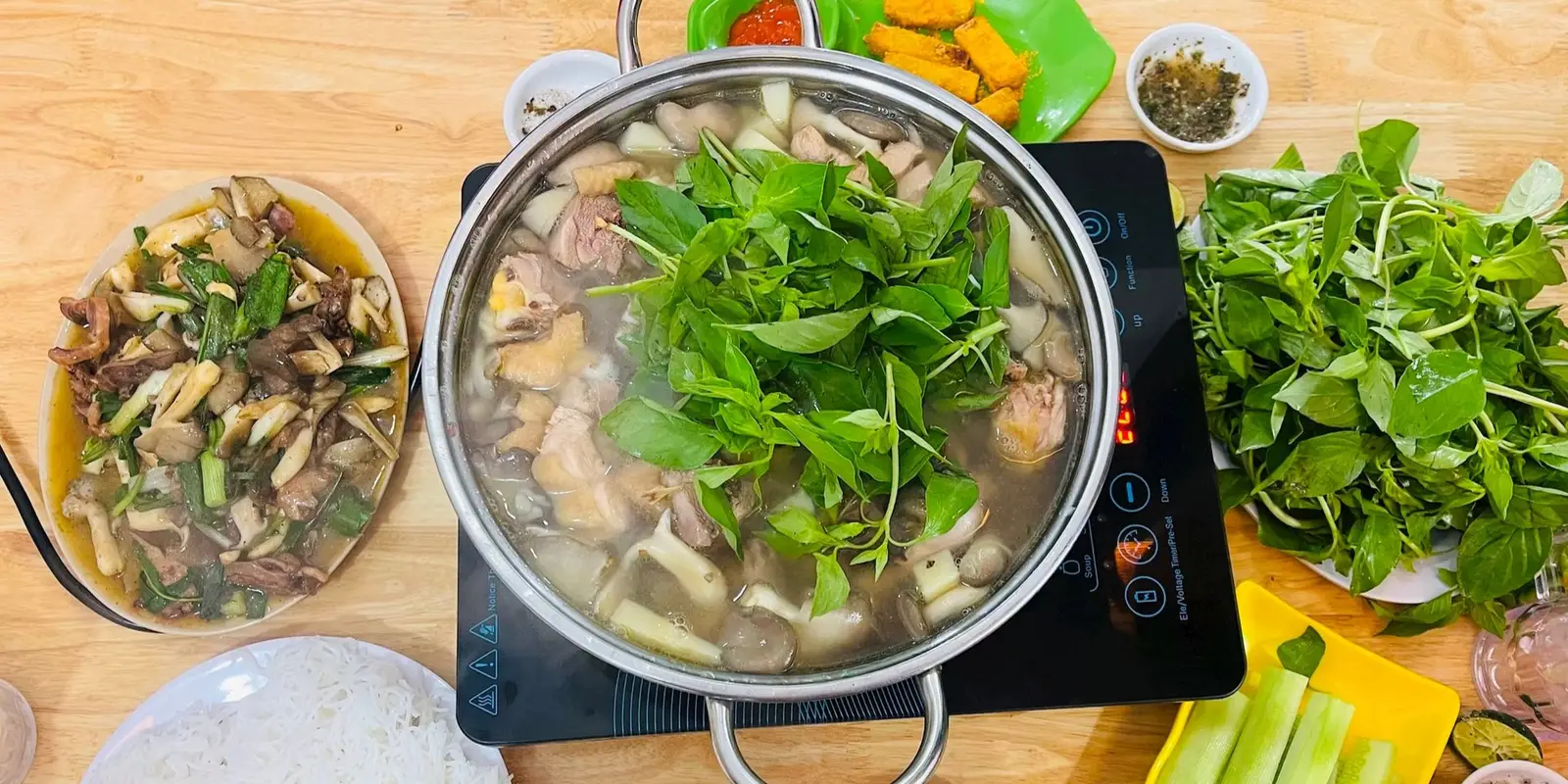 Hình ảnh Vạn Quán - Bún Gà Lá É & Bánh Mì Nha Trang - Cô Giang