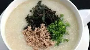 Hình ảnh Cháo thịt băm tía tô hành lá cho người lớn