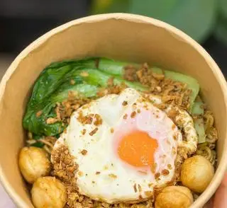 Hình ảnh Mì trộn sate trứng - cá viên