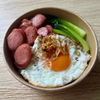 Hình ảnh Mì trộn xúc xích - trứng