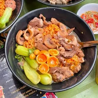 Hình ảnh Mì chua cay bò - trứng gà non
