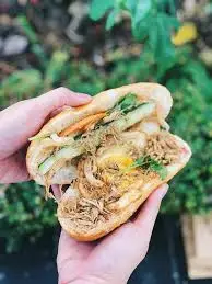 Hình ảnh Bánh mì gà xé