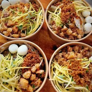 Hình ảnh Bánh tráng trộn mỡ hành tóp mỡ