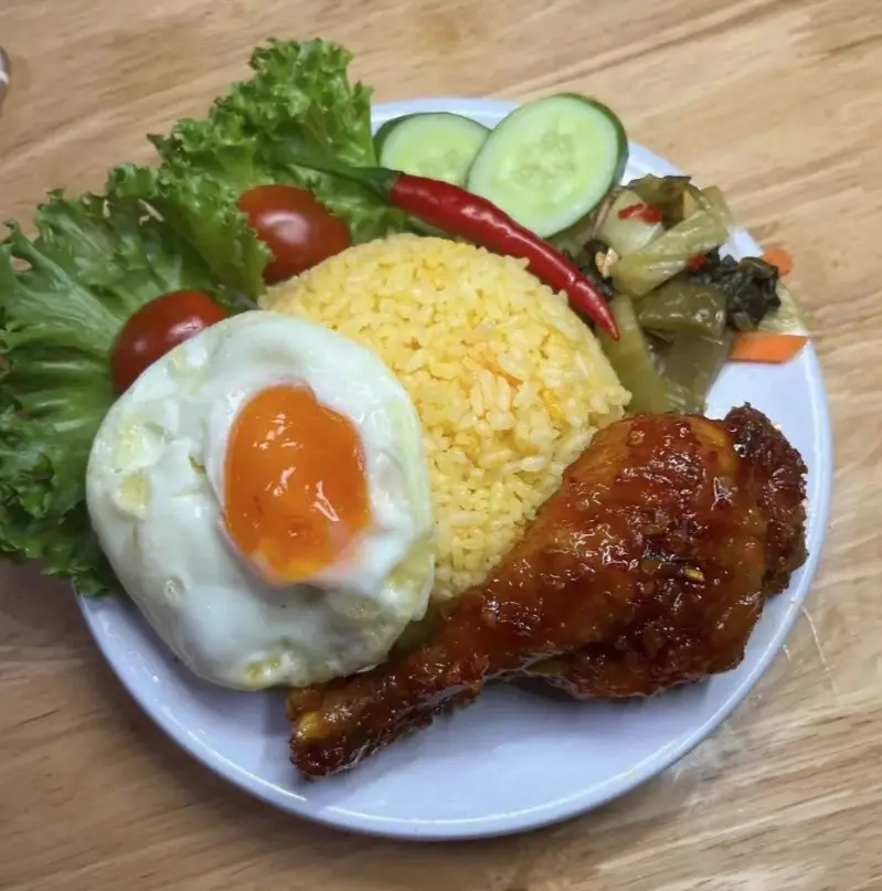 Hình ảnh Cơm gà đùi tỏi - tặng trứng
