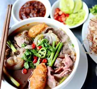 Hình ảnh Bún bò huế tái - giò heo