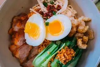 Hình ảnh Mì trộn xúc xích
