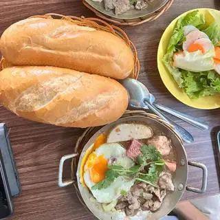 Hình ảnh Chảo 5 - trứng - xíu mại - bò - patê - xúc xích - chả lụa ( có rau - đồ chua - bánh mì )